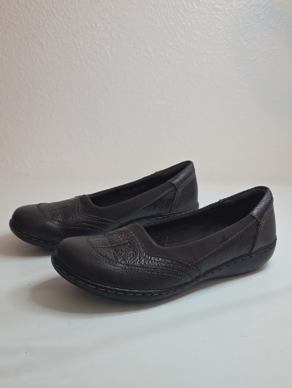 CLARKS ASHLAND HUSTLE LEATHER BROWN ROUND TOE SLIP ON LOAFERS LADIES SIZE 9 VGUC